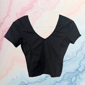 PREOWNED Black Short Sleeve V-Neck Cropped Athletic Top